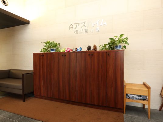 応接エリアの木製カウンター