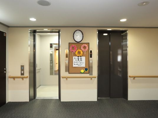 エレベーターと掲示板
