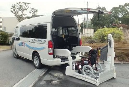 車椅子対応車と利用者