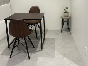 落ち着いた小部屋のテーブル  