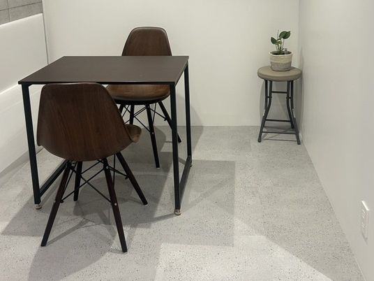 落ち着いた小部屋のテーブル  
