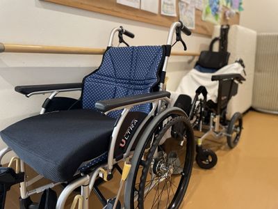 車椅子並ぶ廊下