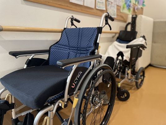 車椅子並ぶ廊下