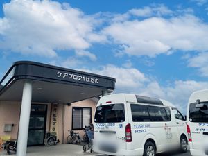 施設入口の車両