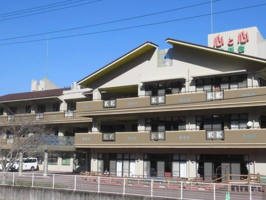 明るい外観の建物  