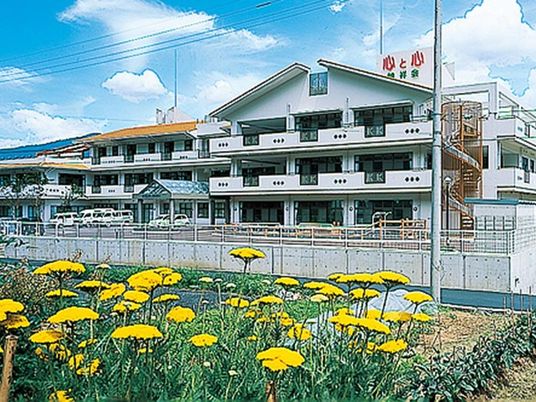 花壇越しの建物外観  