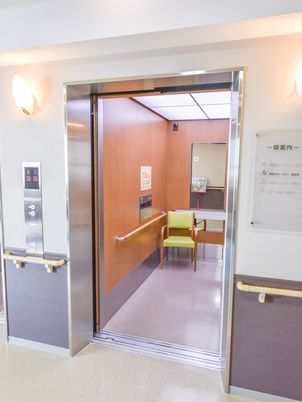 明るいエレベーター前