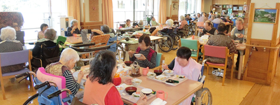食事を楽しむ人々食堂  