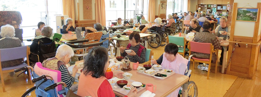 食事を楽しむ人々食堂  