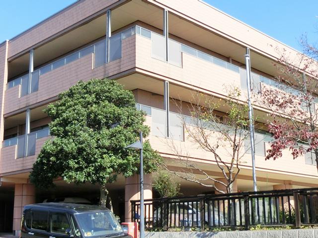 緑に囲まれた建物外観 外観 緑豊かな環境にある建物です。自然の中で働きたい方に最適な職場です。