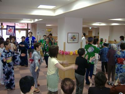 盆踊りをする集いの様子