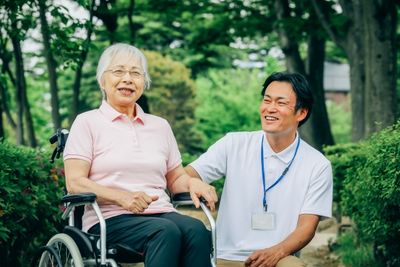 車椅子の利用者と笑顔のスタッフ