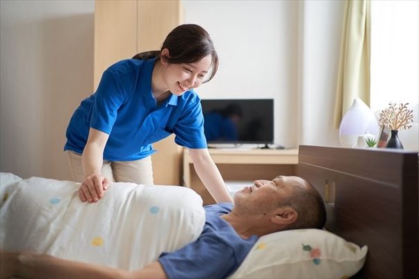 介護スタッフと利用者の居室