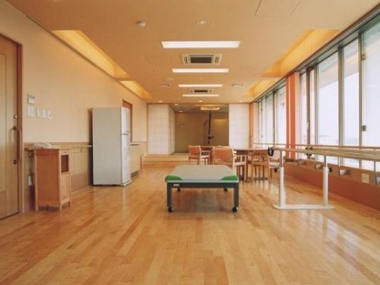 広々とした明るい機能訓練室
