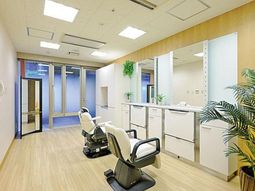 明るい理美容室の空間