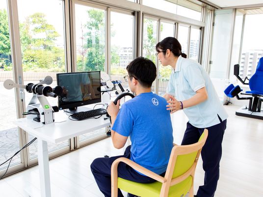 リハビリ装置と利用者の様子