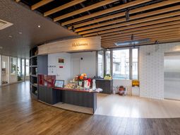 広々とした明るいロビー