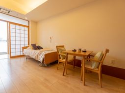 明るい居室の一角