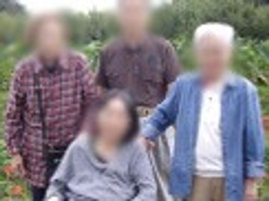 笑顔の人々と庭