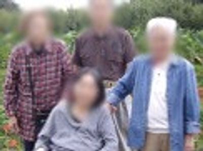 笑顔の人々と庭