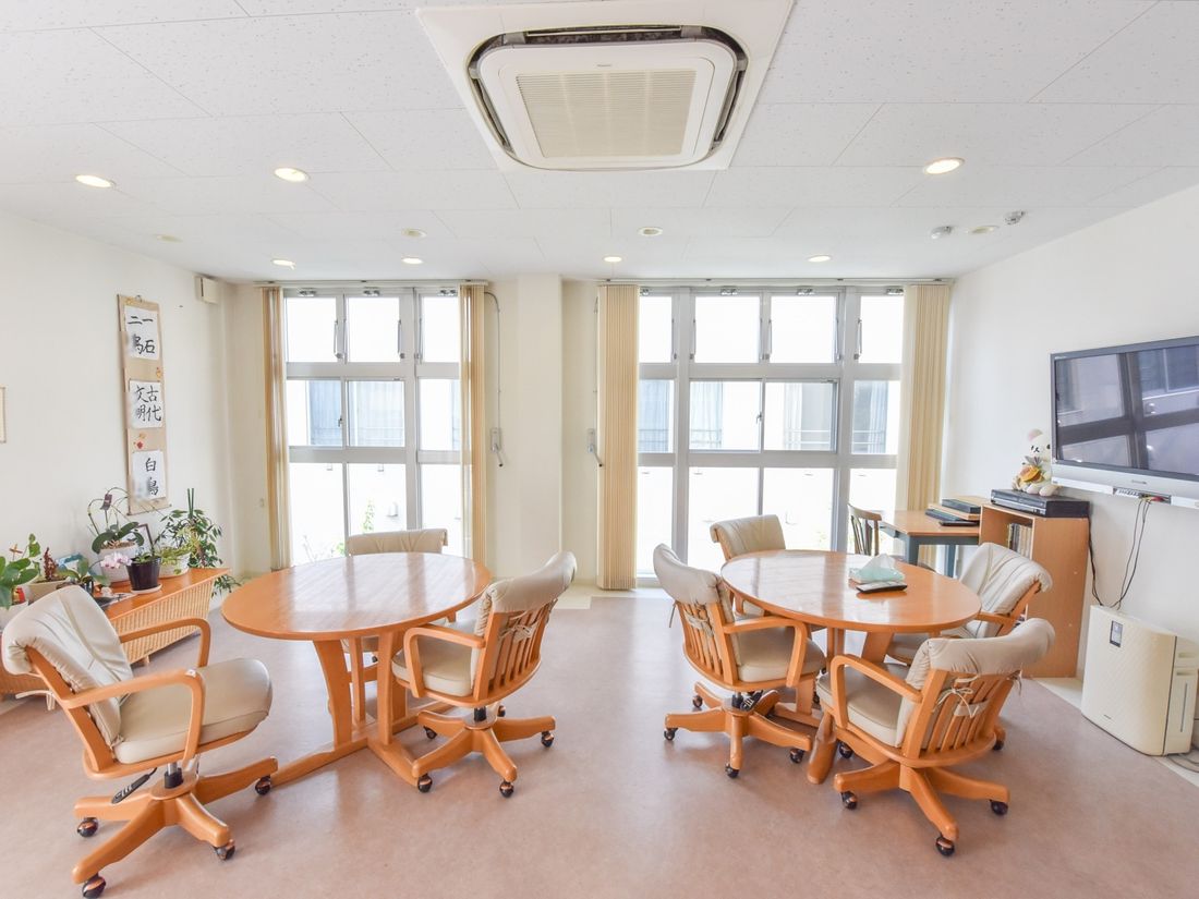 60代歓迎 慶愛苑平塚 平塚市 の介護職 ヘルパーの求人情報 契約社員 未経験可 みんなの介護求人