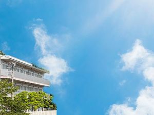 施設の外観と青空  