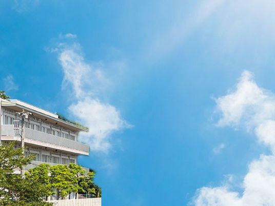施設の外観と青空  