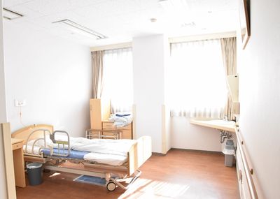 明るいベッドのある居室