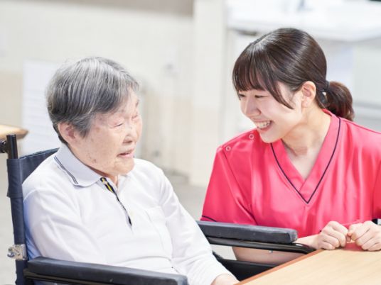 笑顔のスタッフと利用者、居室