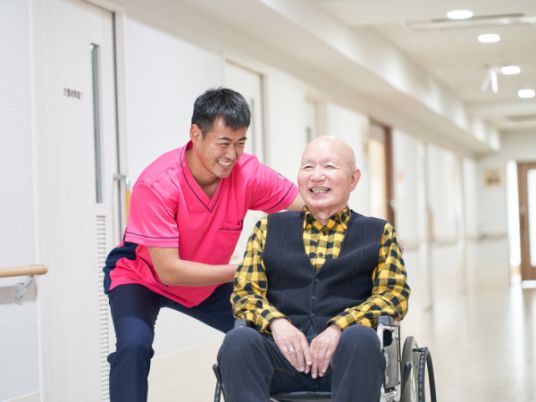 笑顔のスタッフと利用者の廊下