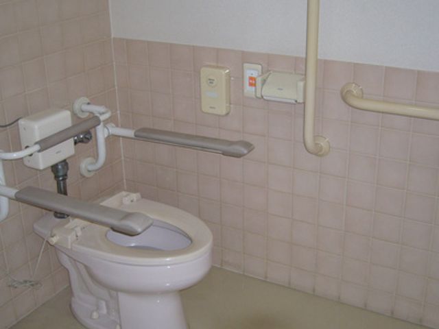 バリアフリートイレ トイレ 安全に配慮した手すり付きのトイレです。日々の生活をサポートする設備が整っております。