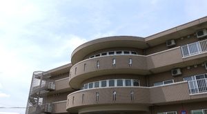 円形の建物外観