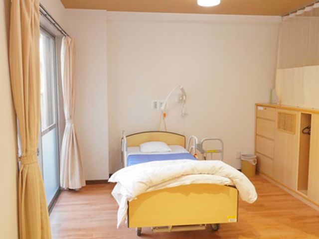 快適な個室の居室 居室 明るくて清潔感がある個室です。必要な設備が整い、リラックスできる空間が広がっています。