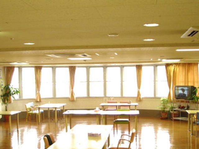 広々としたダイニング ダイニングルーム 陽光あふれる食堂で、ゆったりとしたお食事時間を過ごせる環境が整っています。
