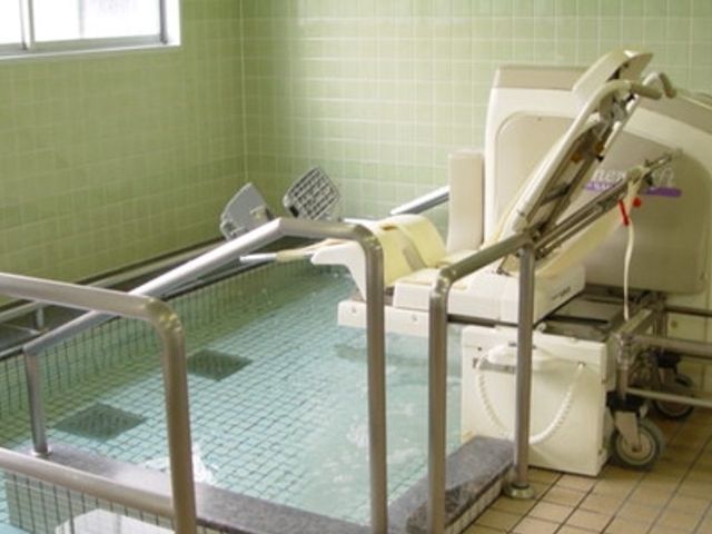快適そうな浴室 浴室 清潔で広々とした浴室は、安全に配慮された設計で、ゆったりとしたバスタイムをお過ごしいただけます。