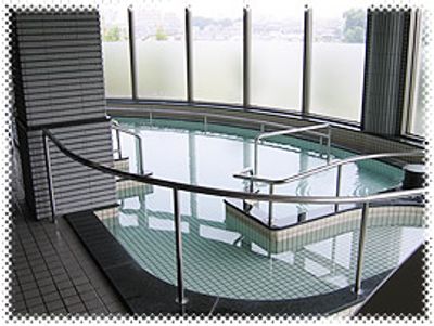 手すり付きの大浴場