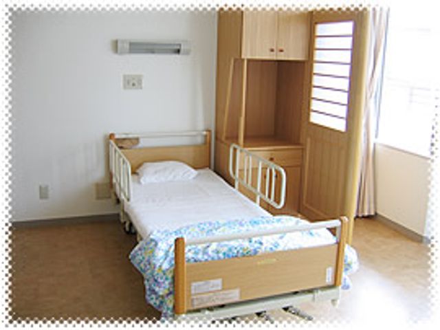 日差しが差し込む居室 居室 広々とした室内は、自然光がたっぷりと入る快適な環境で、リラックスして過ごせます。