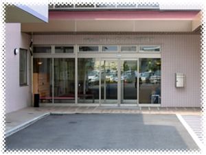 ガラス扉のエントランス