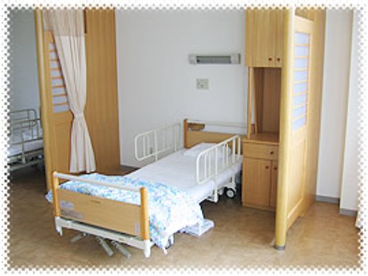 木製の家具がある居室