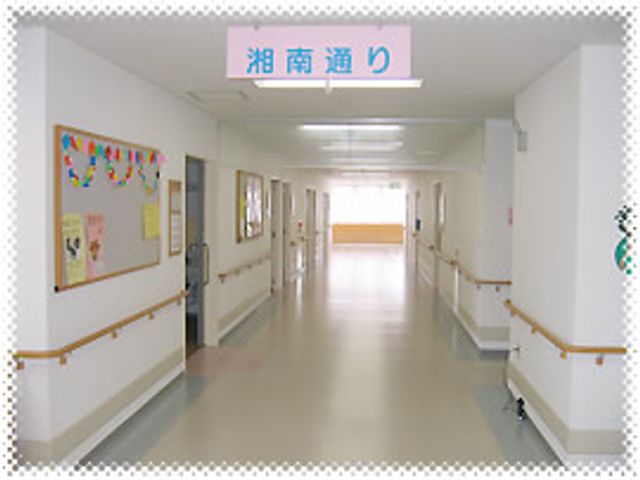 長い廊下 廊下 幅の広い明るい廊下では、歩行補助がしやすい設計になっています。掲示板には最新情報が掲示されています。