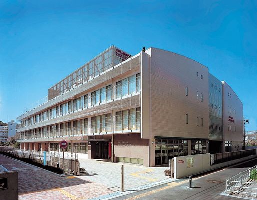 青空と大きな建物の外観