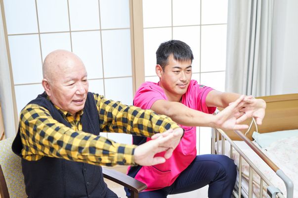 体操する二人の男性