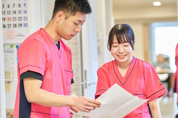 明るい室内スタッフ  
