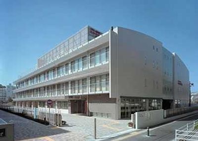 近代的な三階建ての建物