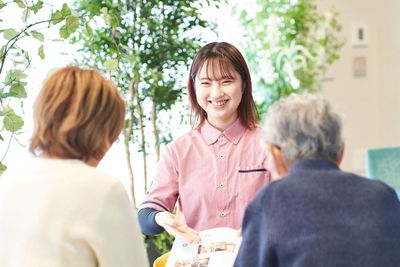談笑する人々の様子