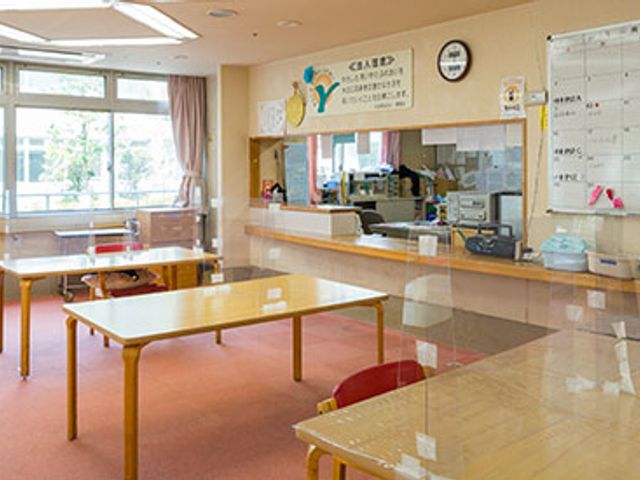 明るい室内の食堂 食堂 自然光が差し込む明るい空間で、ゆったりとした食事の時間を過ごせます。幅広い窓が特徴です。