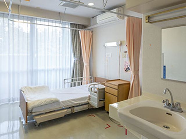 清潔な居室 居室 大きな窓から自然光が差し込む居室です。快適に過ごせる空間が広がっています。