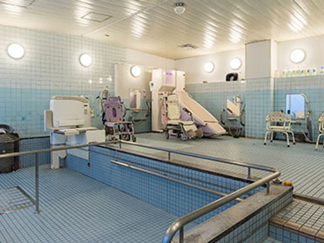 介護用の広い浴室 浴室 広々とした浴室は、介助用の機器が充実しており、安全で快適な入浴をサポートします。