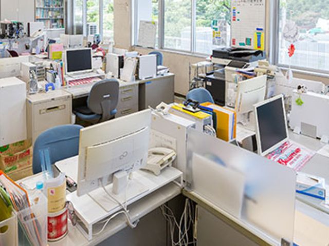 明るいオフィスの室内 内観 自然光が差し込む明るい空間で、快適に働けます。デスクが整然と配置されたオフィスです。
