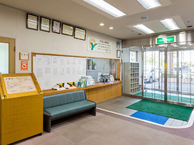 明るい受付エリア エントランス 自然光が差し込む開放的なエントランスで、来訪者を暖かく迎え入れます。就業環境に最適です。